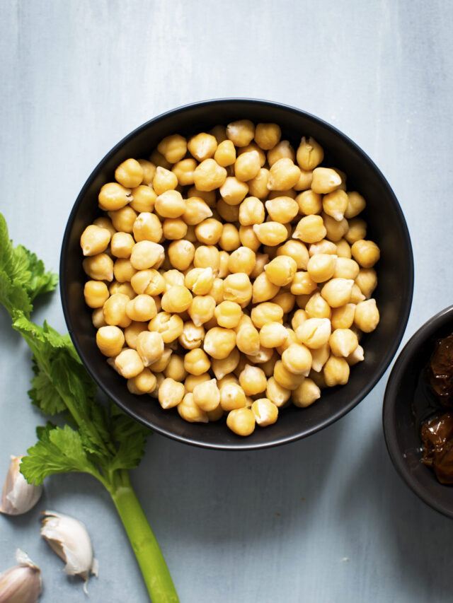 Cooked chickpeas in a bowl